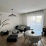 Une Chambre Dans Une Appartement Vue Sur Le Port Bastia