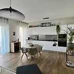 Une Chambre Dans Une Appartement Vue Sur Le Port Bastia