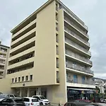 Une Chambre Dans Une Appartement Vue Sur Le Port Bastia