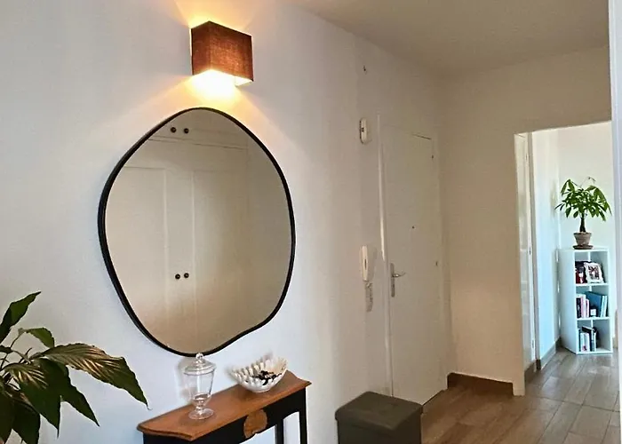 Une Chambre Dans Une Appartement Vue Sur Le Port Bastia